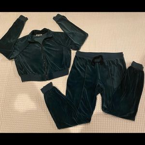 Beautiful velvet green 2piece sweat suit.Worn 1x in mint condition. A must have